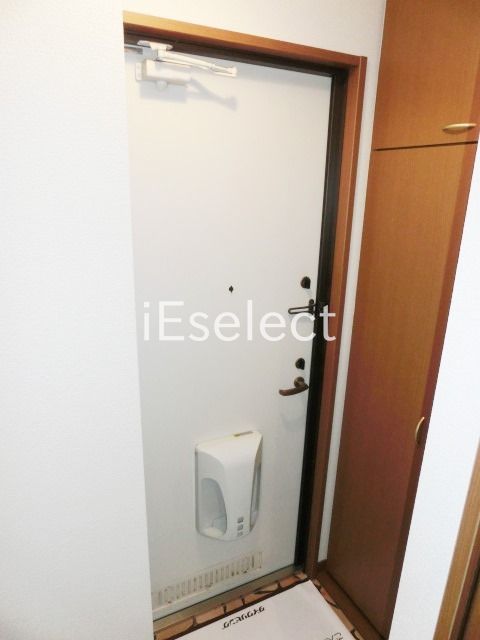 玄関　玄関にはトールタイプのシューズボックス。