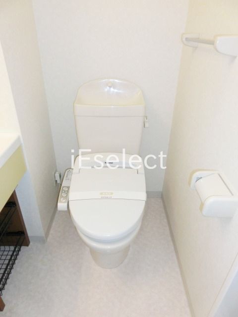 トイレ　温水洗浄便座付きのトイレ。