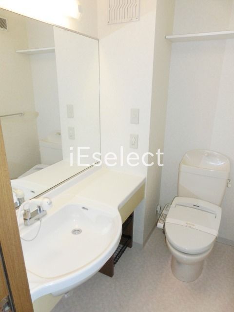 洗面設備　便利な洗面スペース。