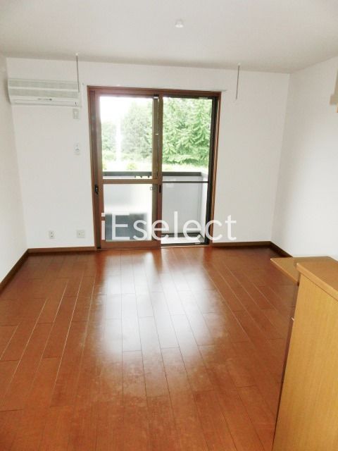 居室・リビング　フローリング張りの明るい洋室です。