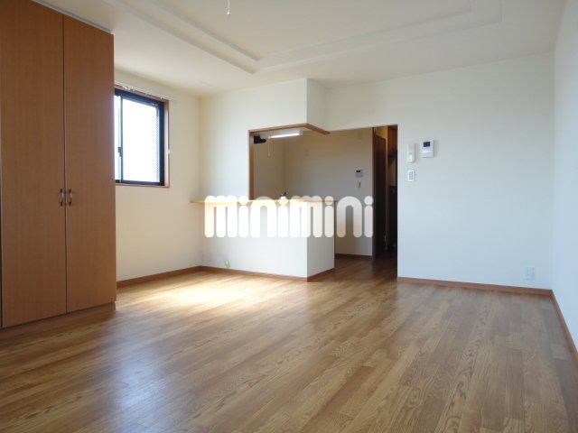 居室・リビング　明るい洋間