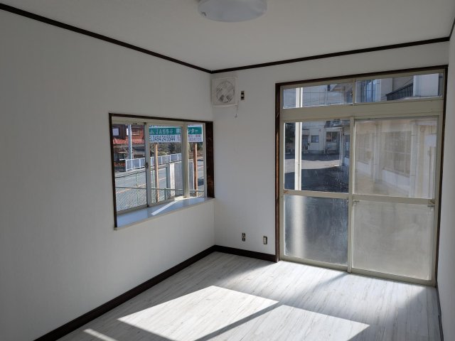 居室・リビング　現在リフォーム中です。日当たり良好です。エアコン設置予定です