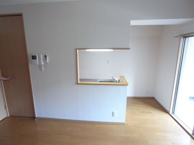 居室・リビング　窓に近くキッチン明るいです。