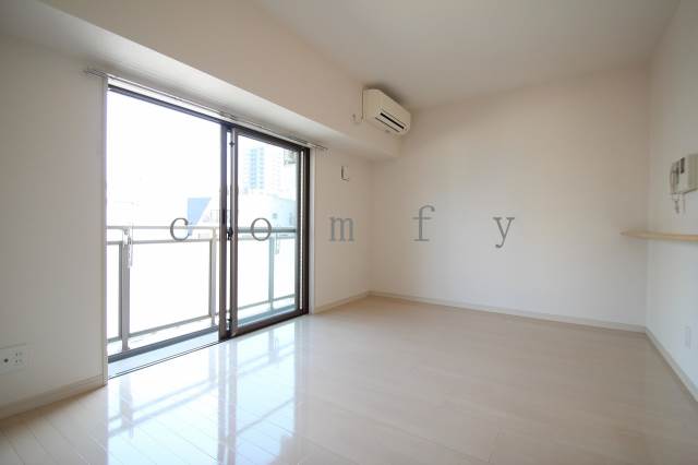 居室・リビング　白が基調の明るい室内