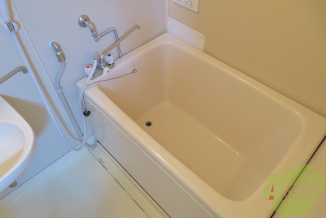 バス・シャワールーム　浴室は深いので肩まで浸かれますね。