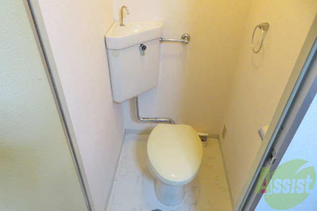 トイレ　トイレはお風呂とは別についてあります。