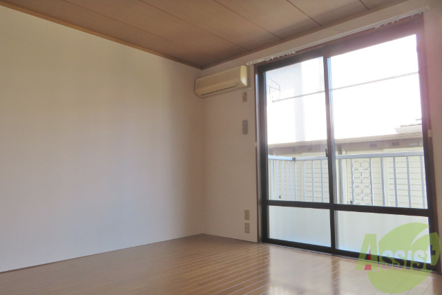 居室・リビング　リビングは８帖の洋室です。広々としていていいですね。