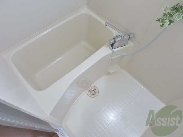 バス・シャワールーム　バスルームはこちらです。広々としてゆったり休めます。