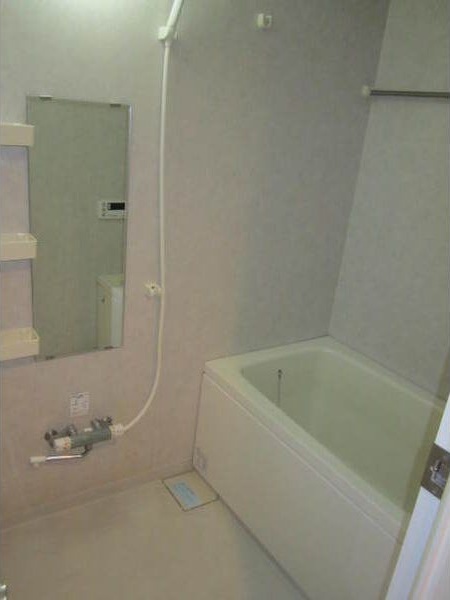 バス・シャワールーム　※写真は同じマンションの違う部屋のものになります。