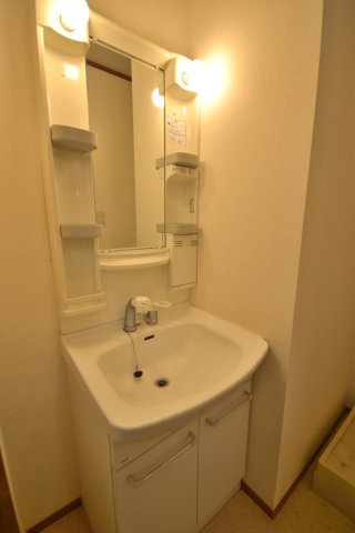 洗面設備　※同建物別部屋参考写真です。