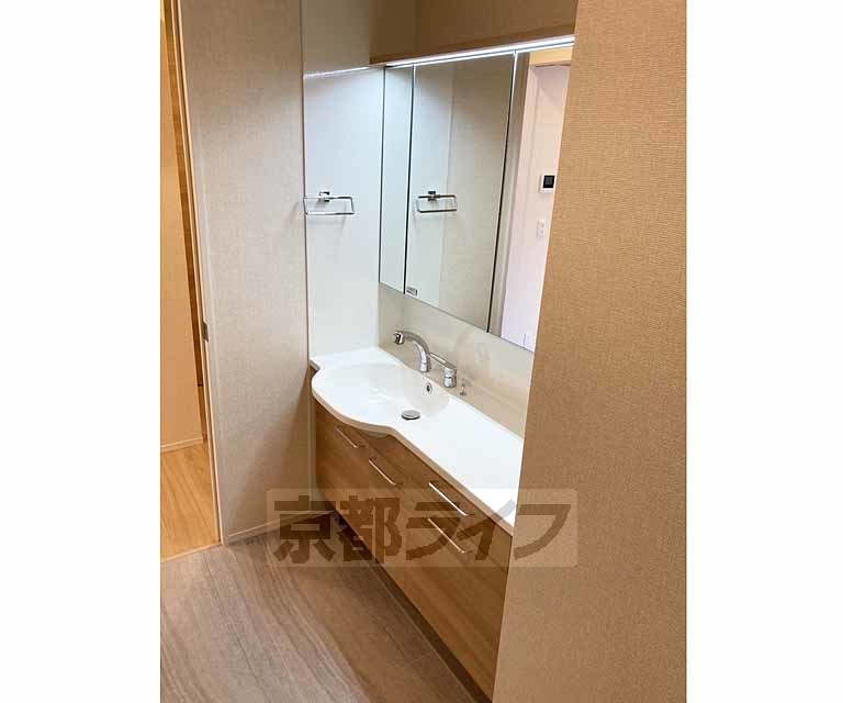 洗面設備　ワイドな洗面台です・