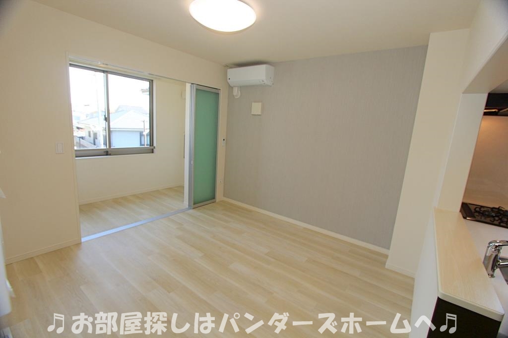 ロイヤルサージュの居間写真