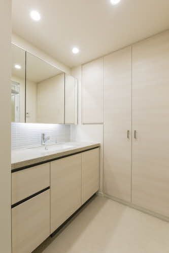 その他部屋・スペース　三面鏡付大型洗面台