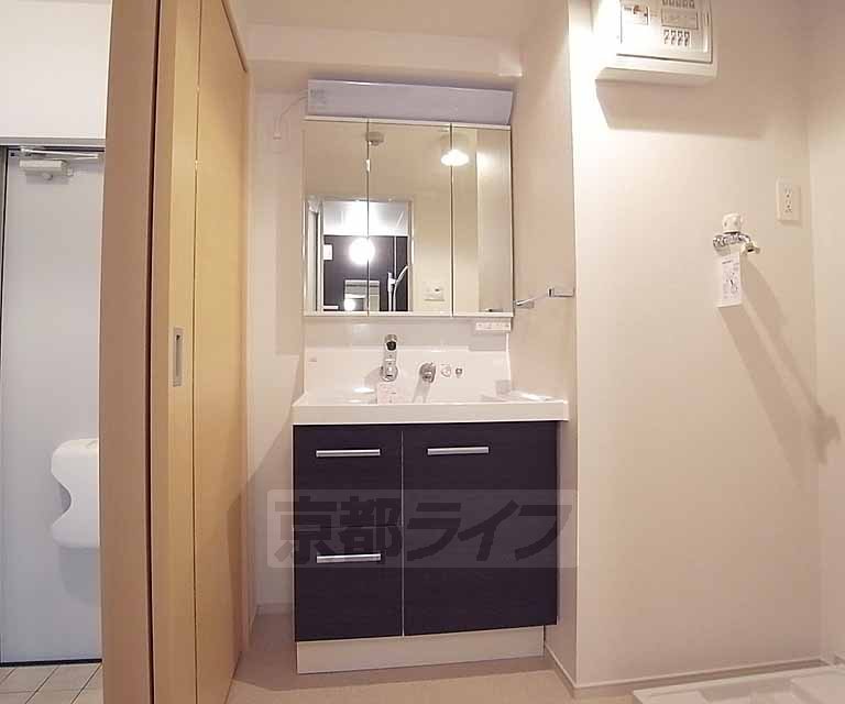 洗面設備　ワイドサイズのシャンプードレッサーです