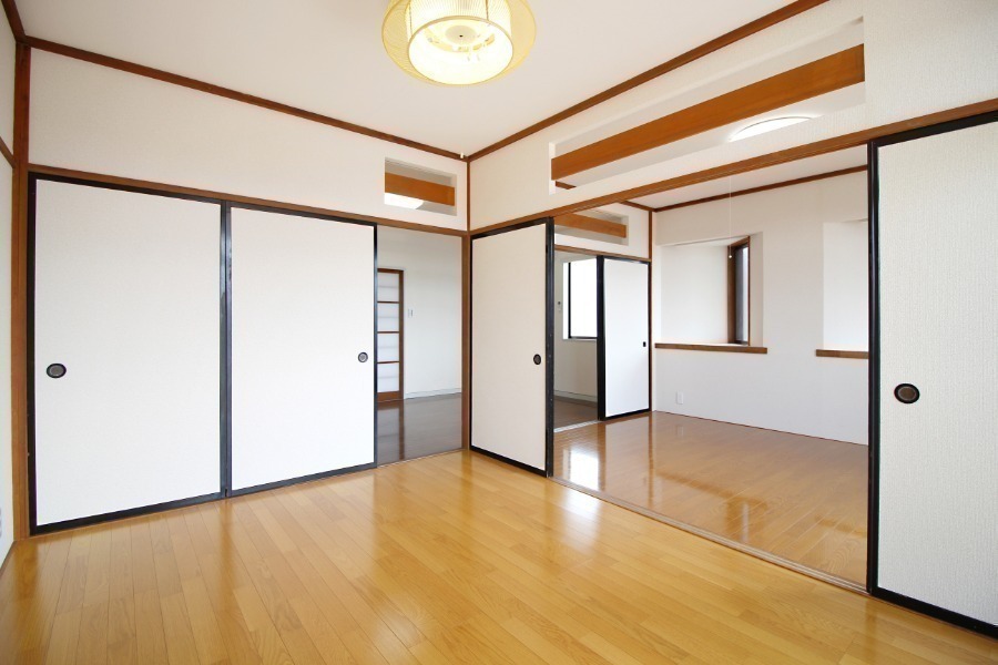 居室・リビング　広々としたリビング