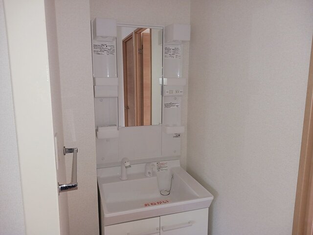 洗面設備　明るい洗面所です