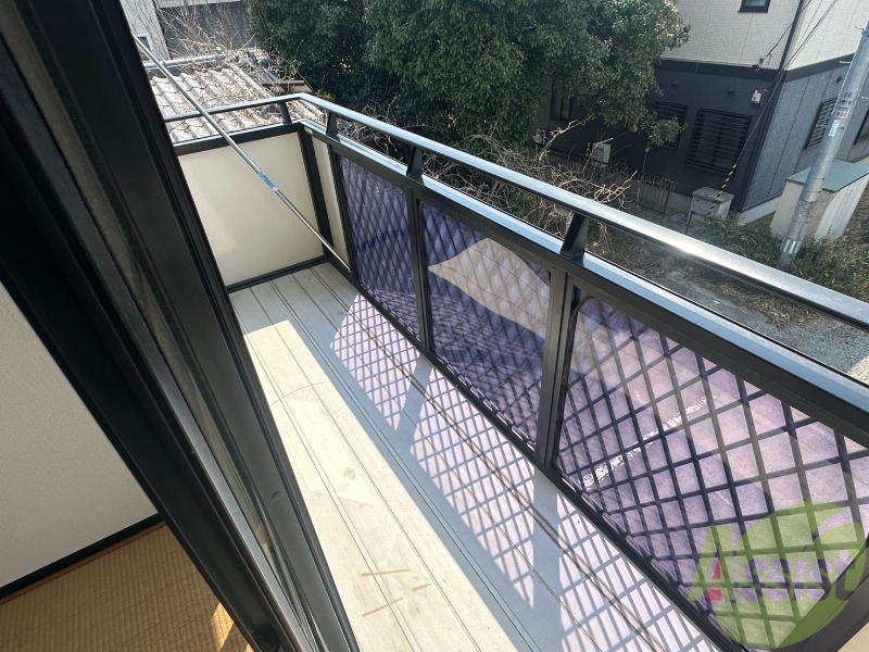 バルコニー　バルコニーは洗濯物を干すのに十分な広さがありますね。