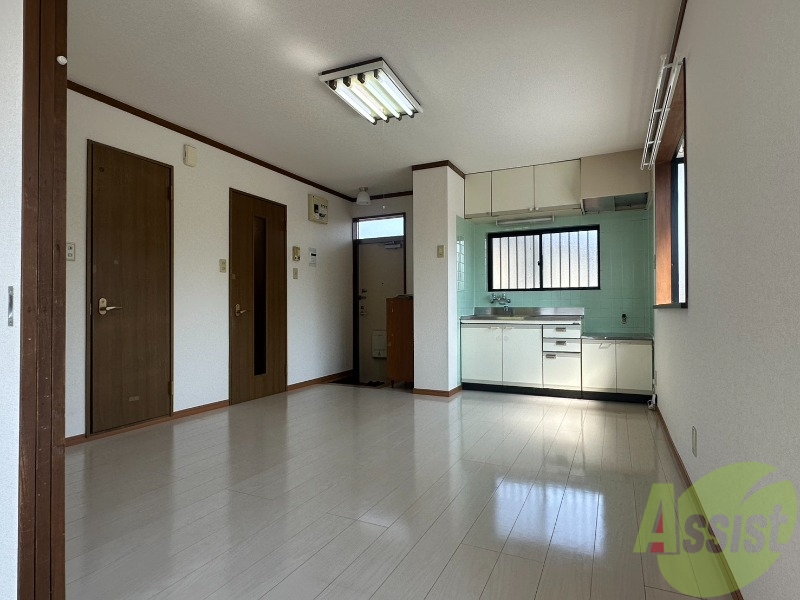 居室・リビング　１０帖のＬＤＫです。広々としてきれいですね。