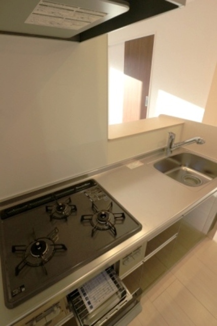 キッチン　ガスコンロ３口グリル付き