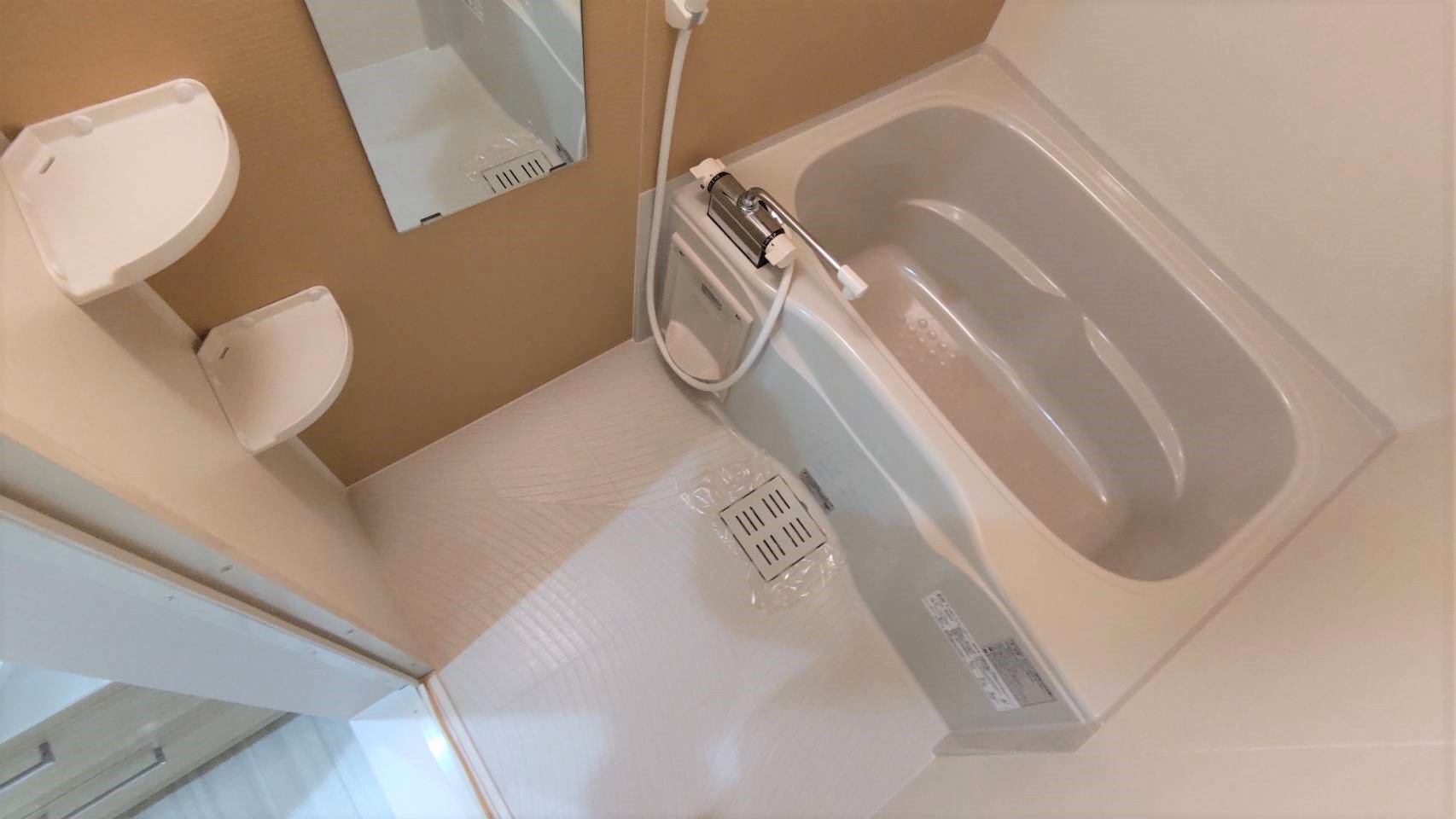 バス・シャワールーム　バストイレ別なのでお風呂でゆっくりできますね