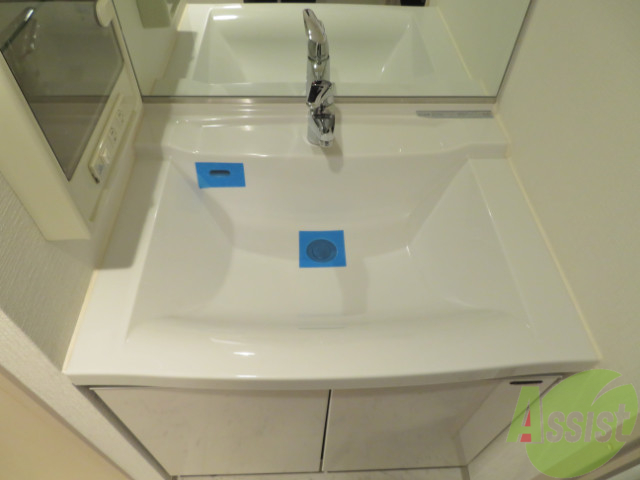 洗面設備　洗面台は独立であるので、朝の準備に助かります。