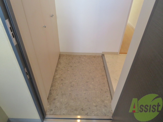 玄関　玄関はこんな感じです。何足か靴を置いたままでも余裕があります