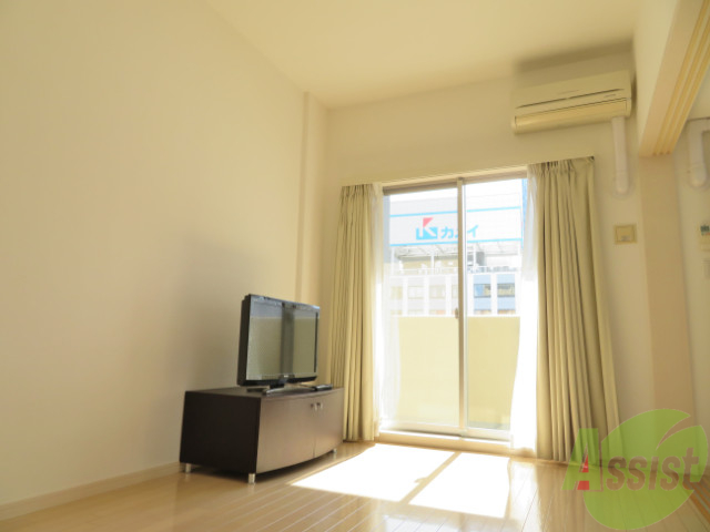 居室・リビング　リビングは良く陽が入り、日中は明るくて過ごしやすいです。