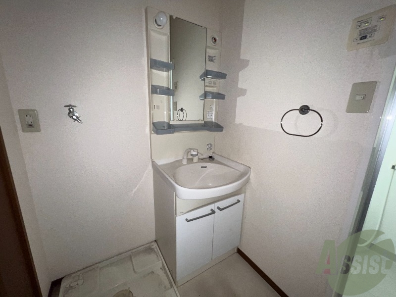 洗面設備　洗面台はシンプルなつくりで手入れがしやすそうですね。