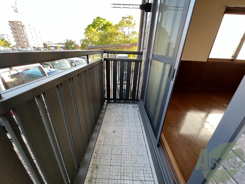 バルコニー　バルコニーは洗濯物を干すのに十分な広さがありますね。