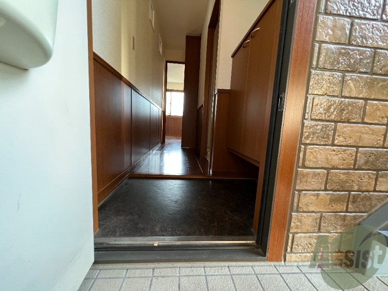 玄関　玄関から撮影しました。明るい印象ですね。