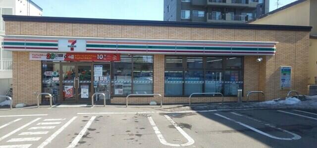 コンビニ　セブンイレブン札幌月寒中央通4丁目店（コンビニ）まで263m