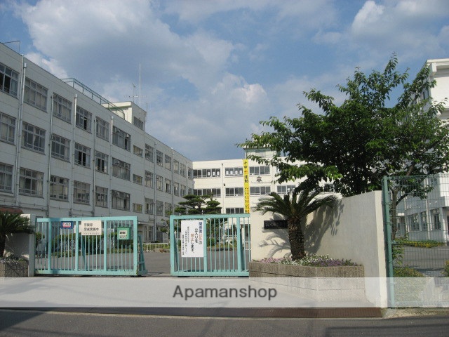 中学校　高槻市立第十中学校（中学校）まで611m