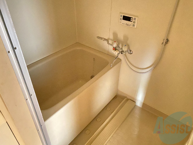 バス・シャワールーム　浴室はゆったりと浸かれるサイズ感になっています。