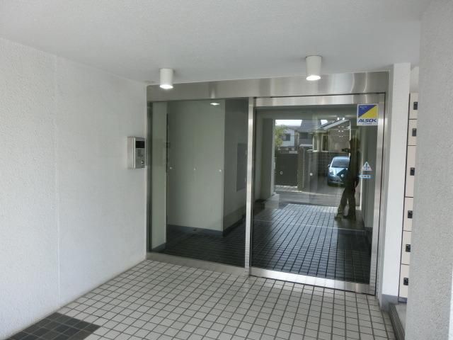 エントランス　エントランスにはオートロック付です