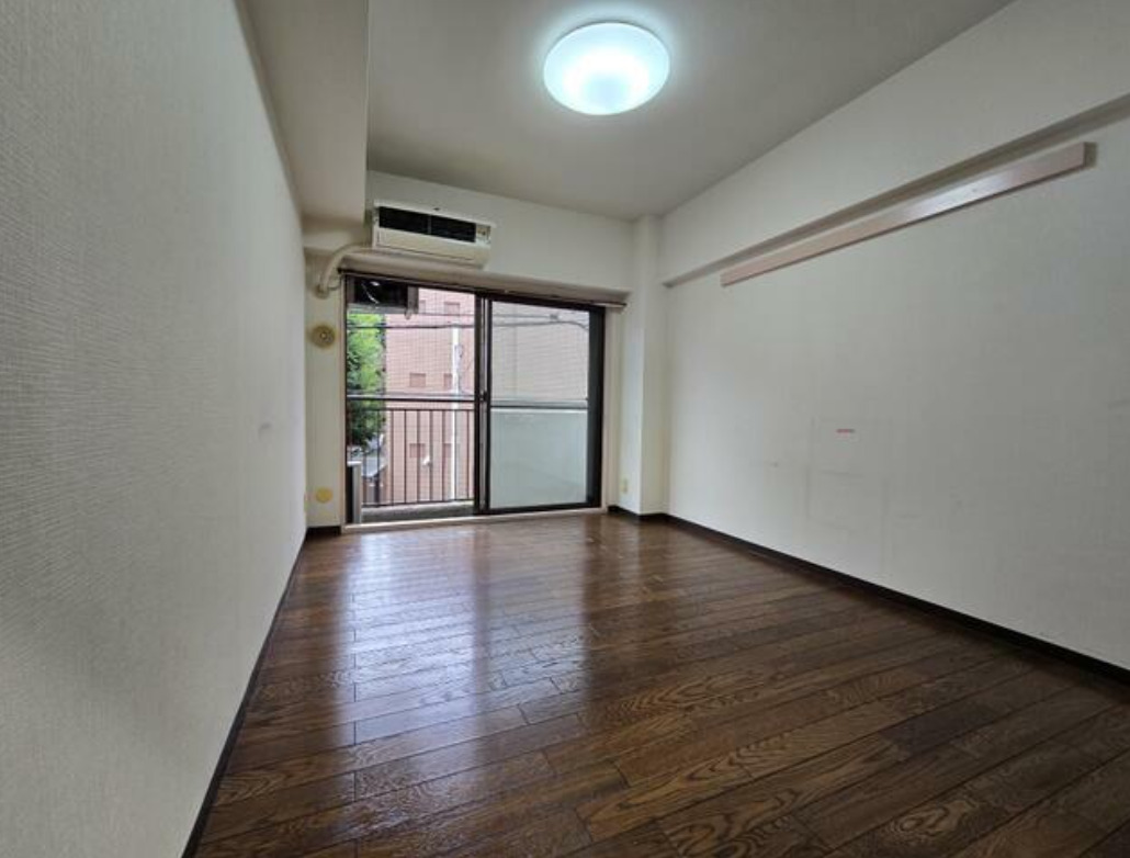 その他部屋・スペース　落ち着いた色調の寝室です