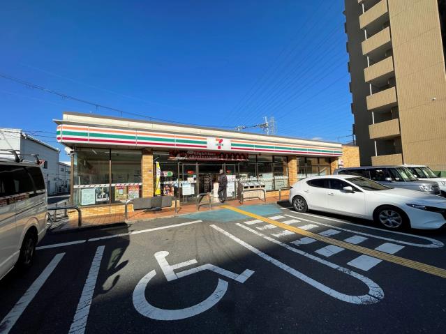 コンビニ　セブンイレブン（コンビニ）まで809m