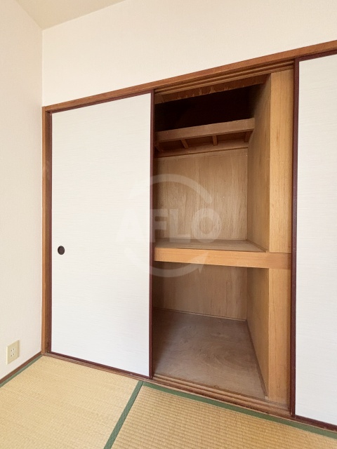 収納　アクシスコート住之江　押入れ