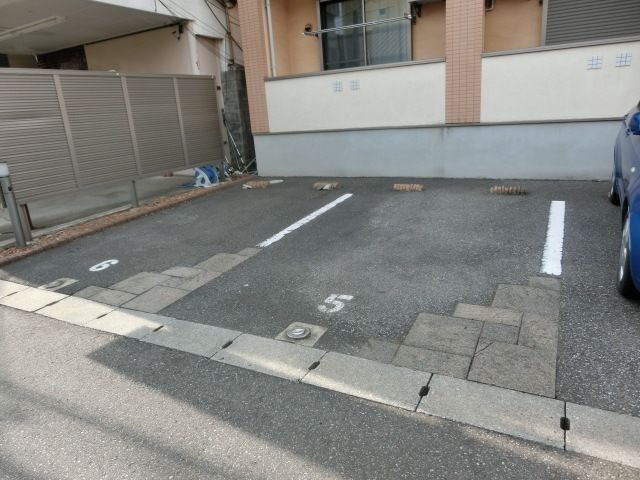駐車場　敷地内の駐車場
