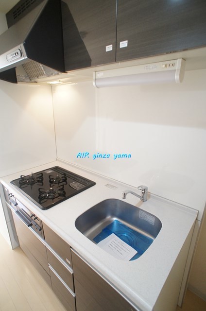 キッチン　効率的に調理できる清潔感のあるシステムキッチン