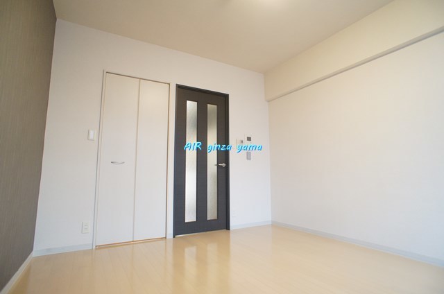 居室・リビング　明るく開放的なお部屋になります。テレワークにもいいですね。