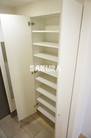 玄関　収納豊富なシューズボックスです♪