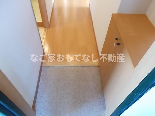 玄関　※写真は別号室