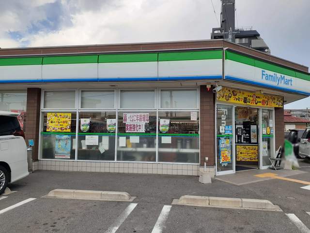 コンビニ　ファミリーマート中野西店様（コンビニ）まで700m
