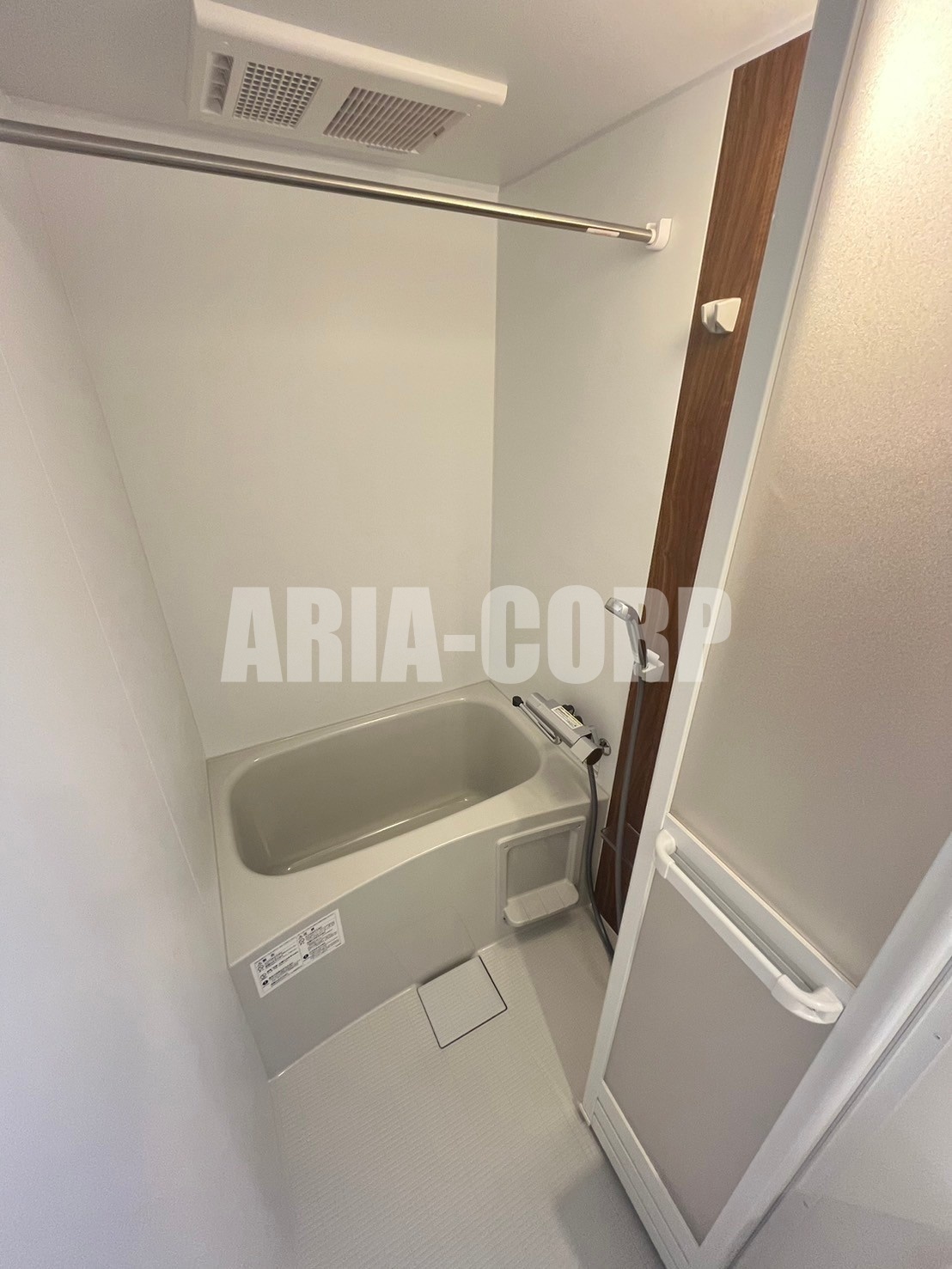 バス・シャワールーム　浴室乾燥機付き。カラーパネル採用でお洒落なバスルームです。