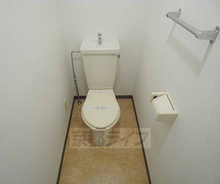 トイレ　タオルかけもございます