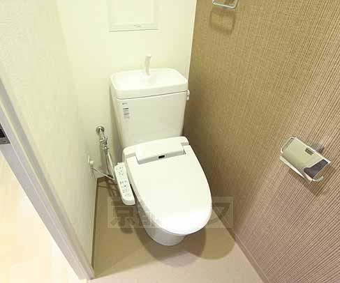 トイレ　壁の色がおしゃれです。
