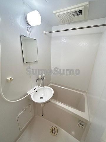 バス・シャワールーム　コンパクトで使いやすいお風呂です
