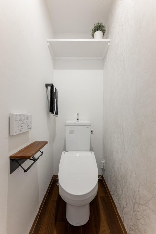 トイレ　独立トイレで2人入居対応、温水洗浄便座付、上部収納棚あり