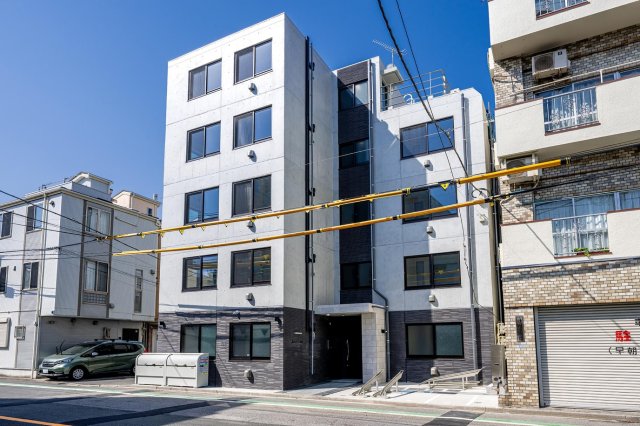 建物外観　南東角地の静かな環境、バイクと自転車駐輪場あります