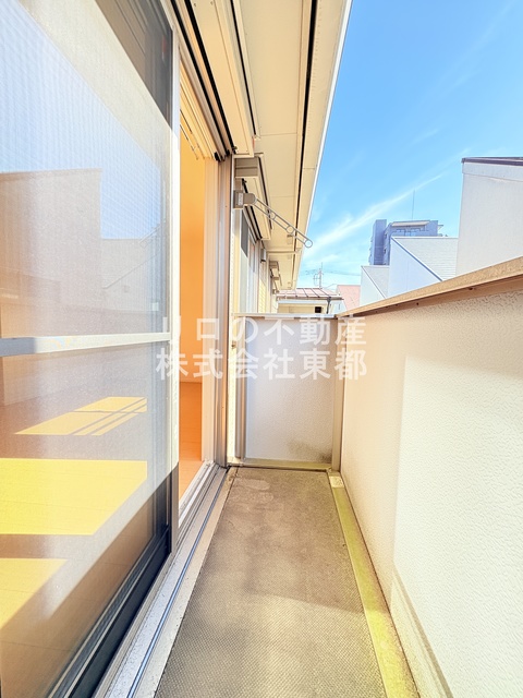 バルコニー　お天気のいい日は洗濯物も気持ちよく干せますね！